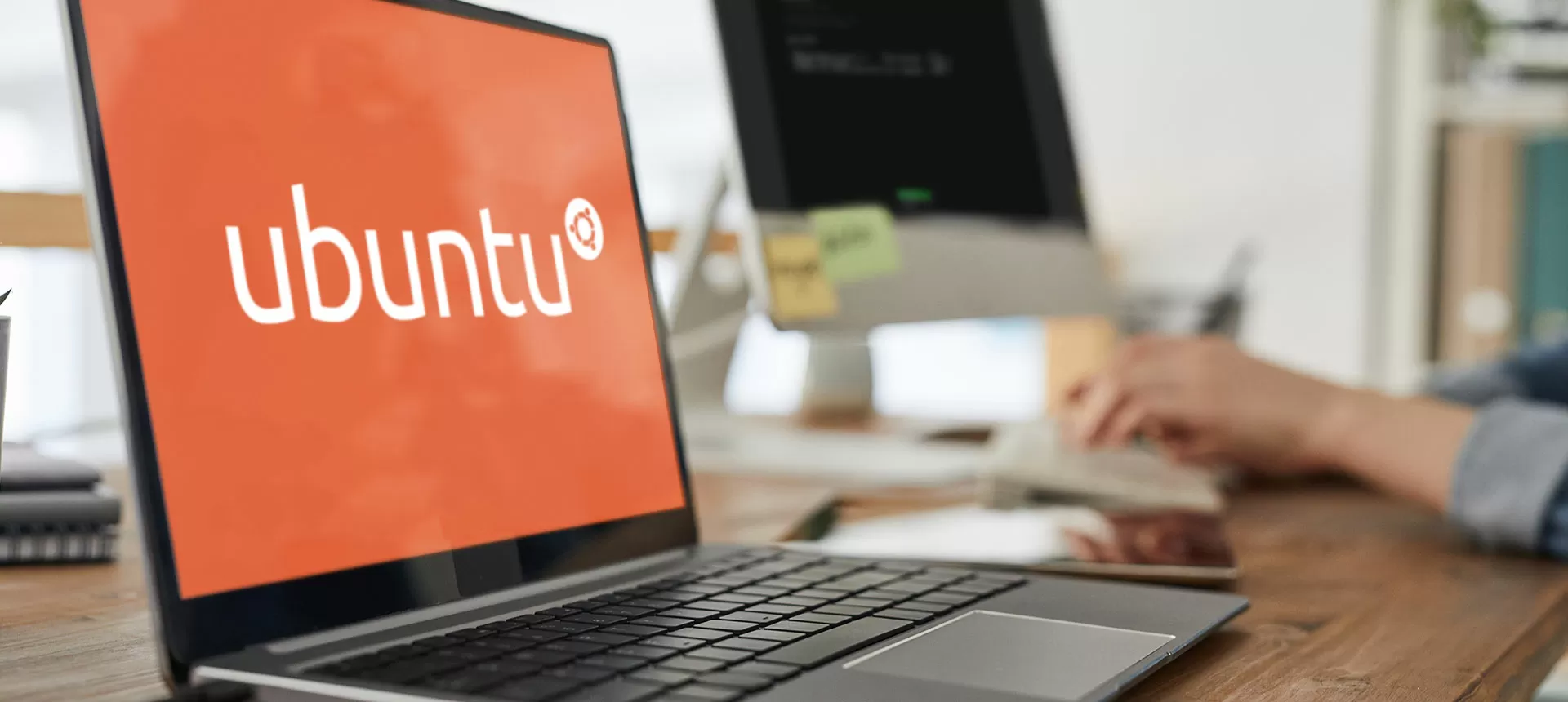 Laptop mit einer Ubuntu Logo Grafik