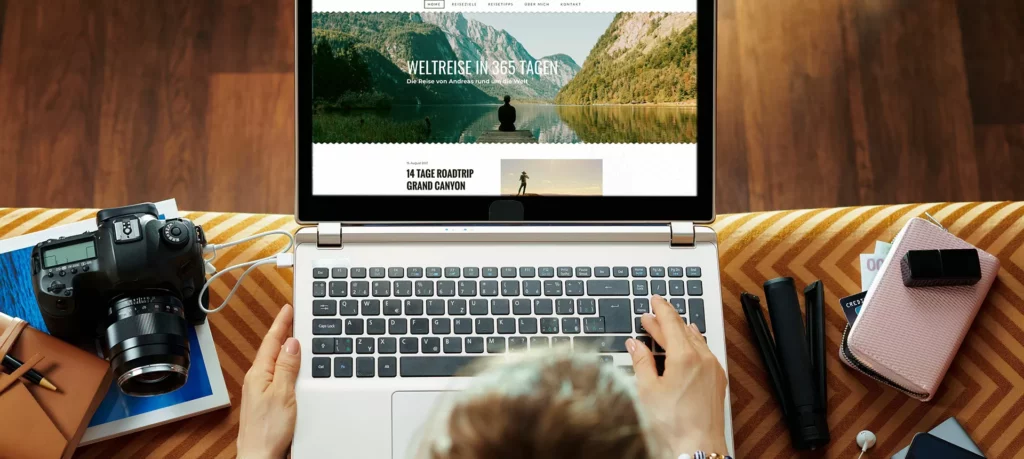 Person erstellt Reiseblog mit dem Website Creator